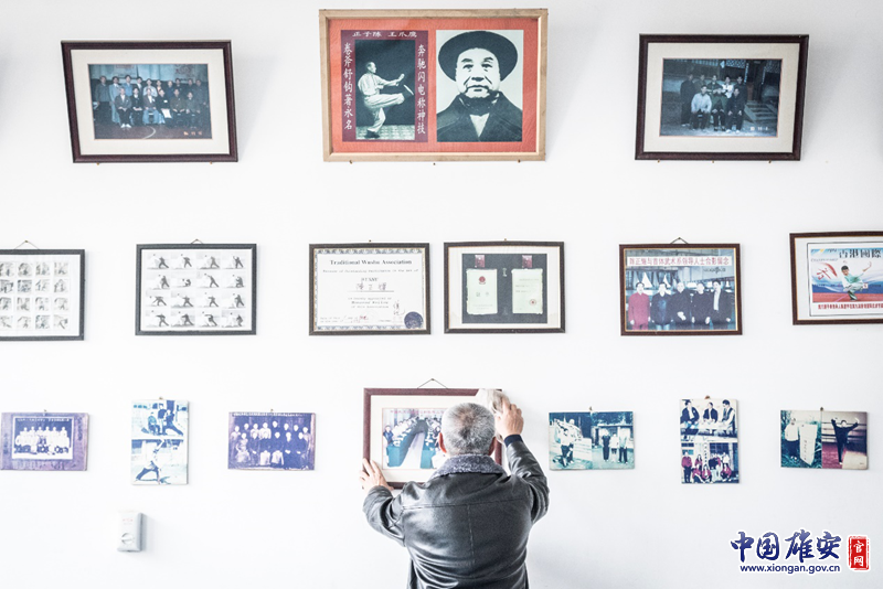 照片墻正上方圖片為鷹爪翻子拳創始人、原精武總會副會長陳子正。李鑫 攝