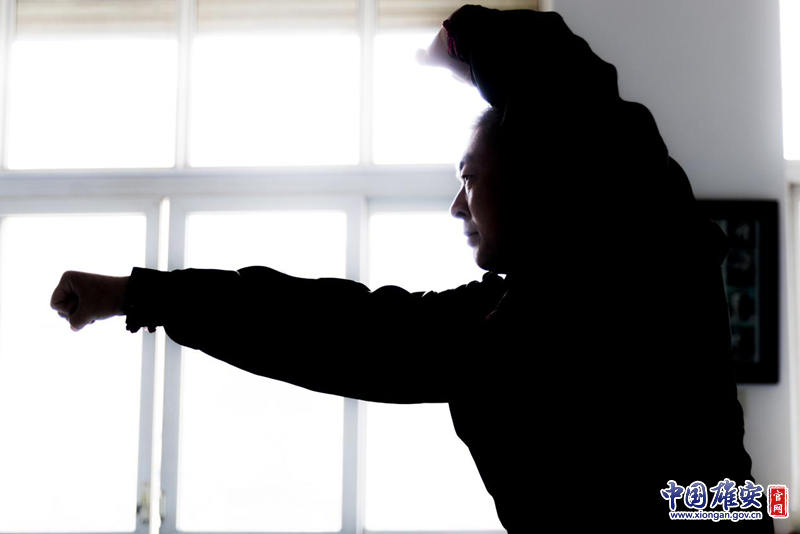 武術的本質就在于力的產生和運用，鷹爪翻子拳根據不同情況改變發力。一套五十路的連拳，每一路都運用不同的力打出。李鑫 攝