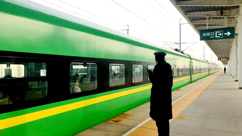 雄安新區白洋淀站首迎“綠巨人”動車組